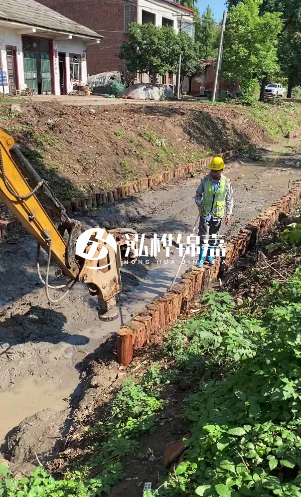 寧德河道清淤專業(yè)施工-挖掘機(jī)清理河底淤泥的深度如何控制？