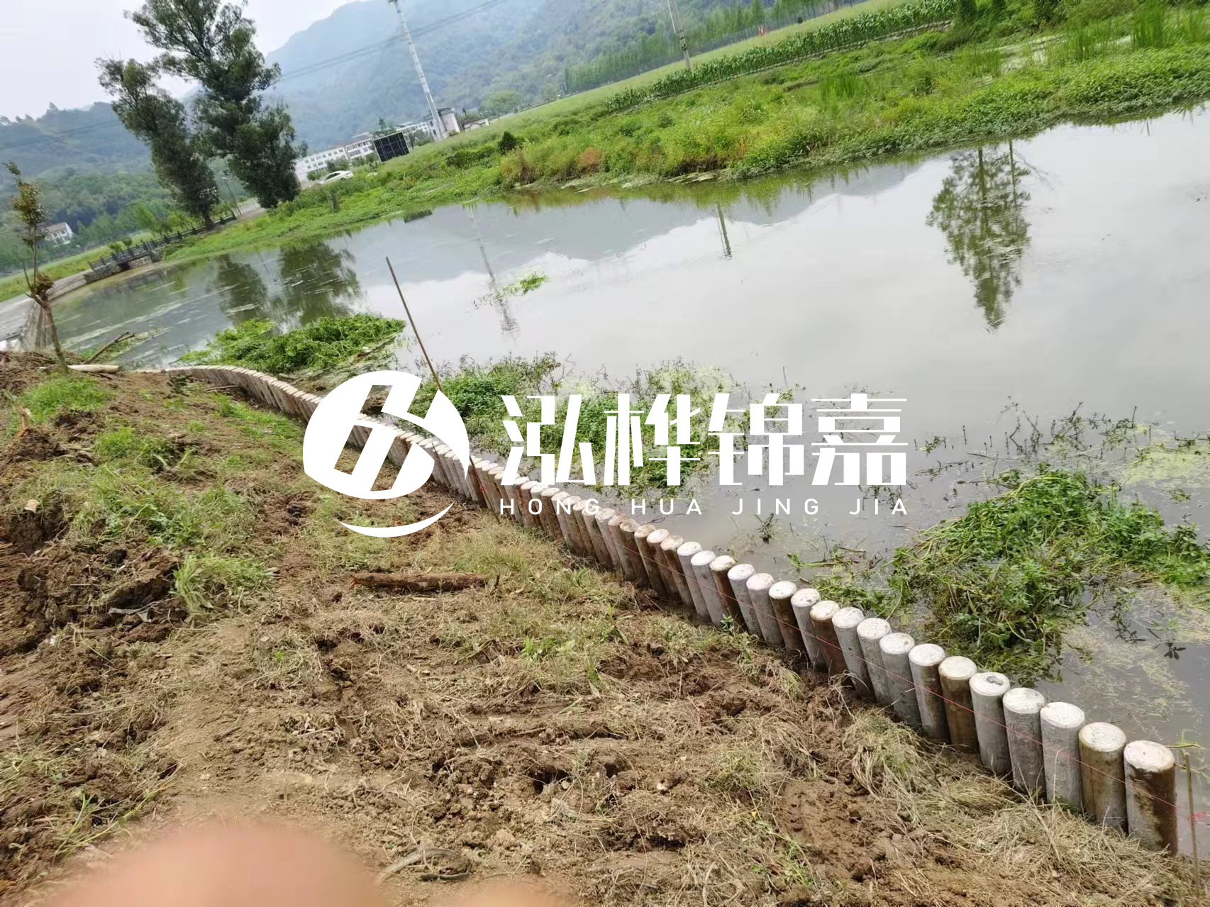 安順市挖機(jī)打木樁專業(yè)施工-河道水泥樁護(hù)坡多少錢一米？